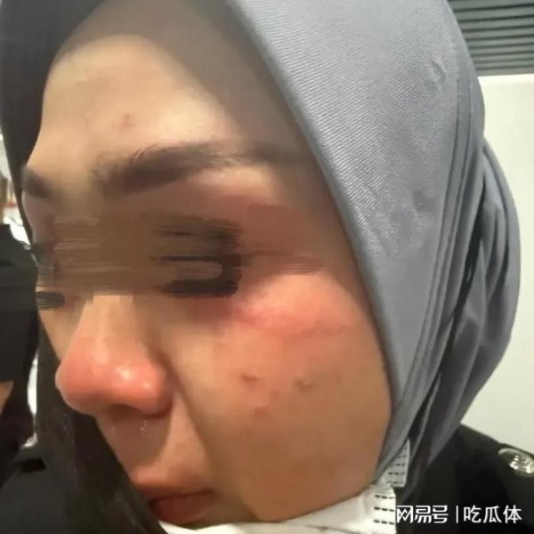 天牛宝 中国女游客大闹吉隆坡机场，将女移民官头部猛撞柜台柱子被捕