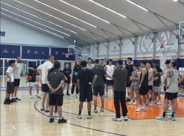 财聚配资 媒体人：上海男篮明日前往日本拉练，球队重点寻找护框型大外